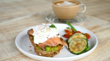 Taze avokado tostu, füme somon ve ızgara sebzeli haşlanmış yumurta.