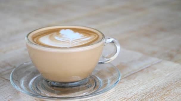 Café con leche Arte. Primer plano de vidrio con bebida caliente fresca en el café — Vídeo de stock