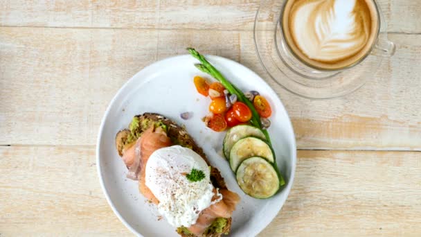 Vista superiore di colazione sana con pane tostato, salmone fresco e uova in camicia — Video Stock