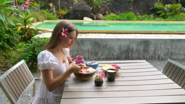 Concepto de dieta, nutrición adecuada. Mujer joven comiendo saludable Smoothie Bowl — Vídeo de stock