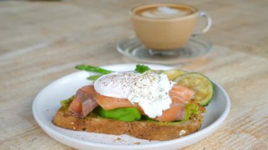 Taze avokado tostu, füme somon ve ızgara sebzeli haşlanmış yumurta.