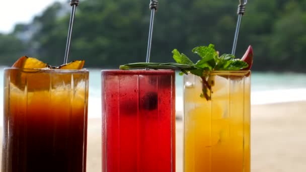 Ljusa hälsosamma bär cocktails på bordet på stranden med Blå havet på bakgrunden — Stockvideo