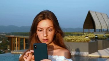 Şaşırmış ve Mutlu Kadın Portresi Cep telefonunda Başarı veya Kazanmanın keyfini çıkar