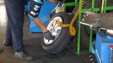 Otomobil Servis İşçisi Kompresörden Yeni Araba Lastiğini Havayla Şişiriyor