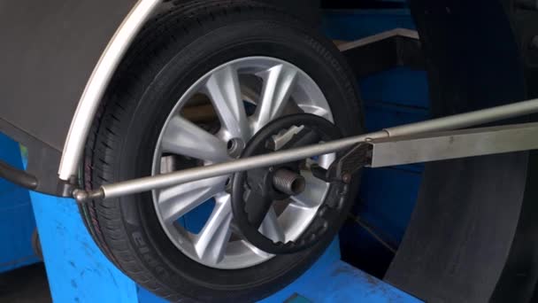 汽车服务站轮式平衡器上的新车胎及等待平衡 — 图库视频影像