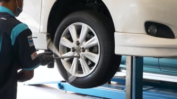 Auto Service Station Specialist Tighten Bolts by Lug Wrench or Balloon Wrench — Stock Video