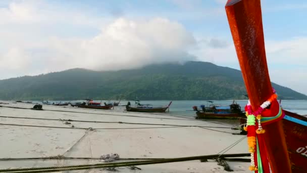 Традиційні тайські човни з довгим хвостом Пришвартовані на пляжі з зеленим тропічним островом — стокове відео