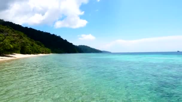 Strand, Turkos havsvatten i tropiskt land i varma sommardagen med blå himmel — Stockvideo