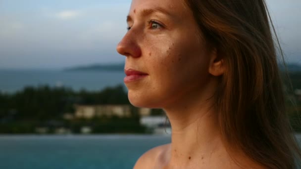 Slow Motion of Tourist Woman Relax and Enjoy Sunset View on Hotel na dachu — Wideo stockowe