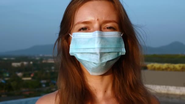 Portrait de sourire femme heureuse regardant la caméra, décoller masque visage, respirer — Video