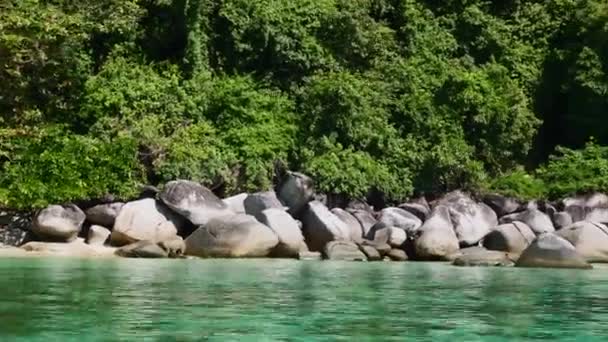 熱帯国のターコイズブルーの海の水、岩、緑の木でボートビューを移動 — ストック動画