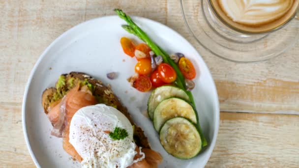 Benedict yumurtalı taze kahvaltı, Avokado tostlu füme somon. — Stok video