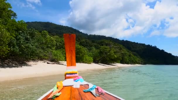 伝統的なタイのロングテール無人島でビーチで係留された装飾されたボート — ストック動画
