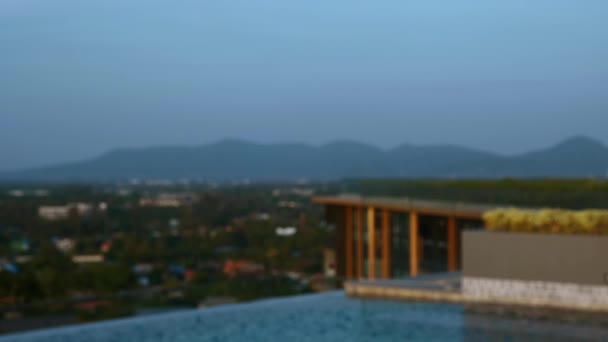 在带有热带花园的天台现代建筑上走过的微笑的女人 — 图库视频影像