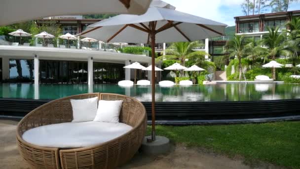 Modernes Resort mit leeren Liegestühlen und Pool am Sommertag — Stockvideo