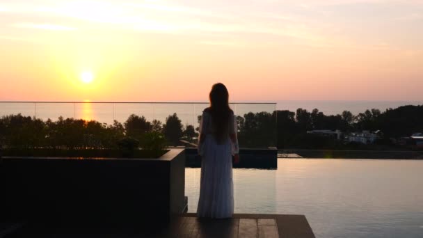 Donna da viaggio in piedi sul tetto con vista sul cielo al tramonto, relax e danza — Video Stock