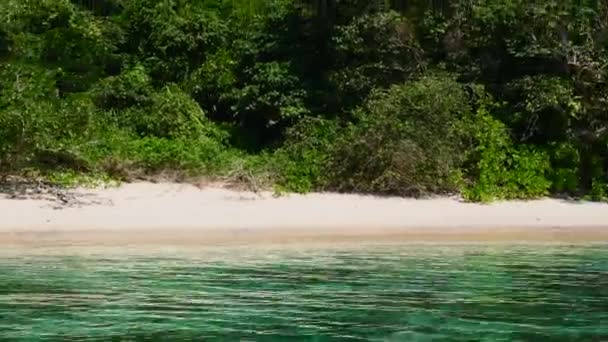 Movendo a vista do barco na praia tropical exótica vazia, água do mar azul-turquesa, árvore verde — Vídeo de Stock