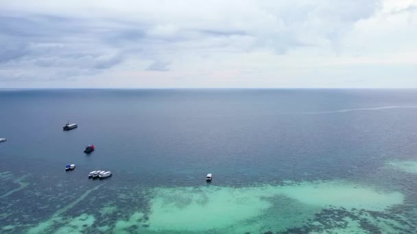 Turkusowe morze z lotu ptaka na Morze Andamskie z jachtami i łodziami — Wideo stockowe