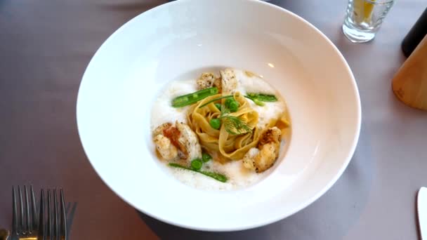 Massa Carbonara fresca com frutos do mar e imitação de espuma do mar com ervilhas verdes — Vídeo de Stock