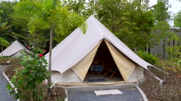 Курорт "Палатки". Glamping Tents Camsite or Hotel, Tropical Greenery — стоковое видео