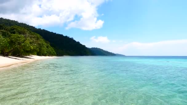 Obebodda ön, Stranden, Clear Calm Turkos havsvatten i tropiska landet — Stockvideo