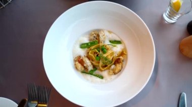 Taze Makarna Fettuccini ve Deniz Ürünleri Üst Görünümü