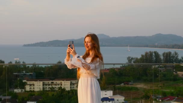 Travel Woman on Rooftop με θέα στη θάλασσα και βίντεο εγγραφής στο κινητό τηλέφωνο — Αρχείο Βίντεο