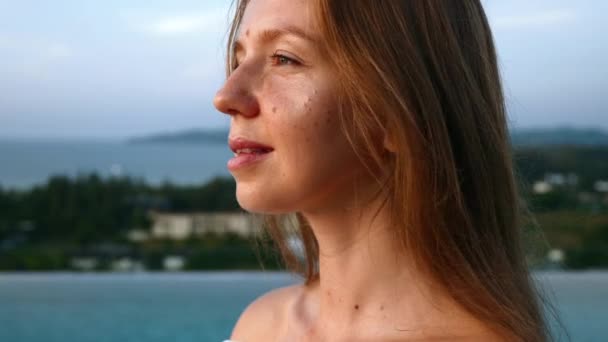 Donna felice guardando il tramonto e il sogno di felice con mare e montagna — Video Stock