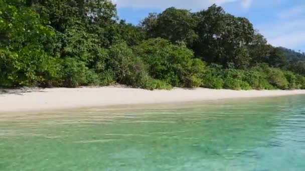 4K Motion View of Islands Visita turística, Playa Blanca con Agua de Mar Turquesa — Vídeo de stock