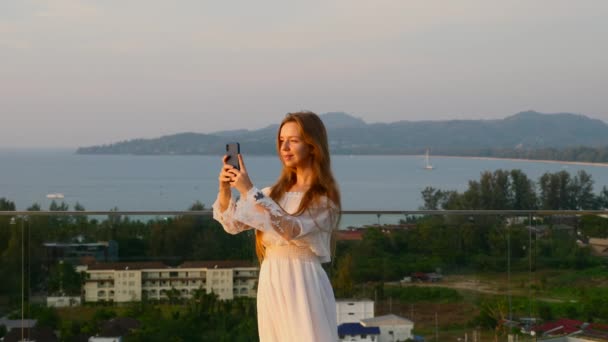 Travel Woman on Rooftop με θέα στη θάλασσα και βίντεο εγγραφής στο κινητό τηλέφωνο — Αρχείο Βίντεο