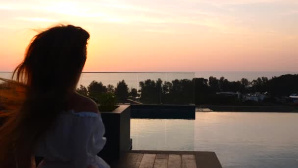 Indietro Vista eccitata Viaggio Donna in abito da corsa per incontrare il tramonto sul tetto dell'hotel — Video Stock