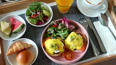 Otelde Kahvaltı, Oda Servisi - Benedict usulü yumurta, yeşil salata, taze meyve