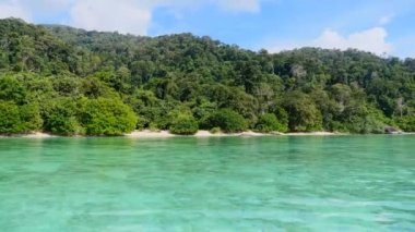 4K Ada Gezisi, Turkuaz Deniz Suyu ve Vahşi Sahil Manzarası