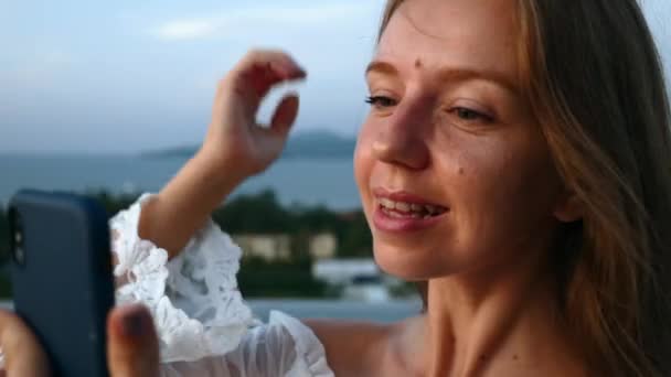 Giovane bella donna godere del tramonto vista sul tetto dell'hotel, Viaggio Relax in vacanza — Video Stock