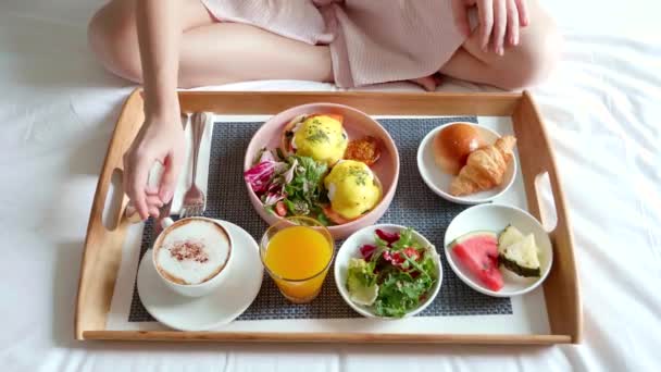 Завтрак в постель подается с чашкой кофе, салат, свежие фрукты и яйцо Бенедикт — стоковое видео