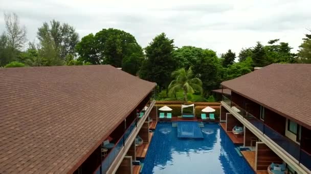 Drohne aus der Luft fliegt über Schwimmbad und modernes Haus mit Holzdach — Stockvideo