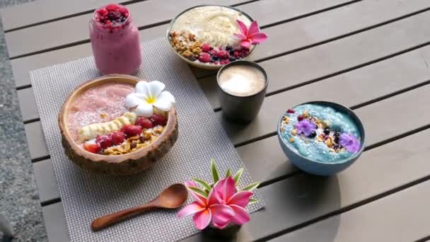 Café da manhã saudável, Smoothie Bowls de saudável vegetariano orgânico Superfood fresco — Vídeo de Stock