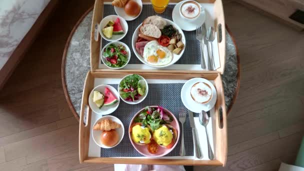 Desde Arriba de la Mujer Servir el desayuno en el hotel y poner vaso de jugo de naranja — Vídeos de Stock