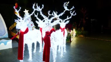 Şehir Caddesinde Yıldırım ve Parlak Noel Dekorasyonu