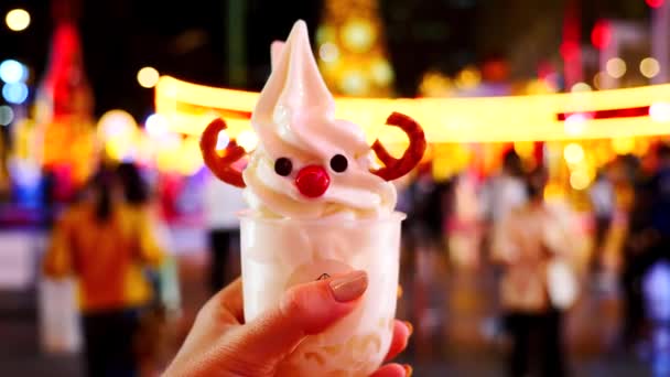 Świąteczne lody na targach noworocznych. Kobieta gospodarstwa ręcznego Zabawny mrożony jogurt — Wideo stockowe