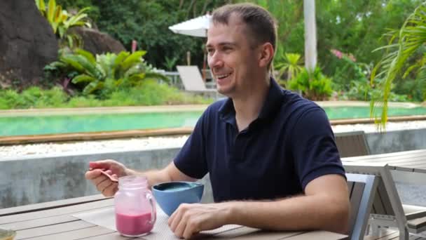 Jovem Engraçado Homem Comer Smoothie Bowl, Feliz Rindo Masculino Comendo Yummy Alimentos Saudáveis — Vídeo de Stock