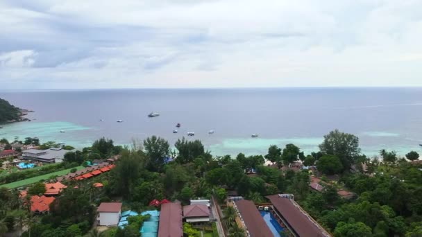 Vista aérea do drone do recurso na ilha tropical do ponto alto da mosca do drone — Vídeo de Stock