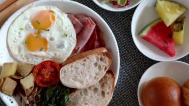 Yatakta Kahvaltı - Taze yumurta, jambon, sebze, meyve, salata