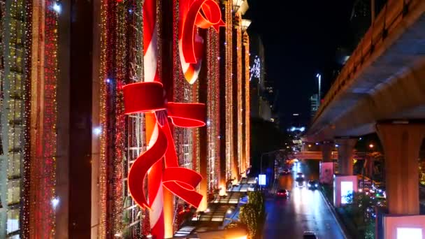 Éclairage de Noël pétillant et lumineux dans les rues de la ville sur le centre commercial — Video