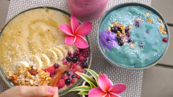 Míchané bobule, Ovoce, Granola Smoothie Bowls, Zdravá výživa, Detox — Stock video