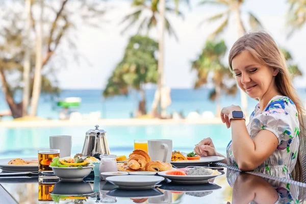 Joven Comer Desayuno en el Resort Restaurante, Piscina, Fondo de Mar Turquesa — Foto de Stock