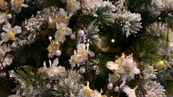 Close-up de mãos de mulher decorando árvore de Natal com bolas em casa, Ano Novo — Vídeo de Stock