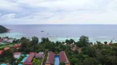 İHA 'nın Yüksek Uçma Noktasından Ko Lipe Adası' ndaki Tatil Köyünün Hava Aracı Görüntüsü
