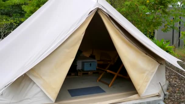 Entre para Ampla Barraca Glamping com Interior Moderno Confortável, Turismo na Natureza — Vídeo de Stock