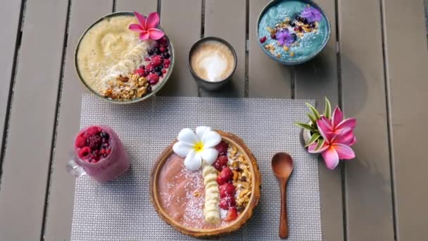 Pronto para Comer Conjunto de Smoothie Bowls Orgânicos com Frutas Frescas, Bagas e Granola — Vídeo de Stock